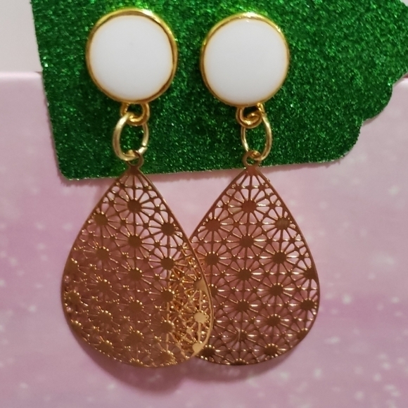 hand made Jewelry - White stud earrings with gold filigree charms